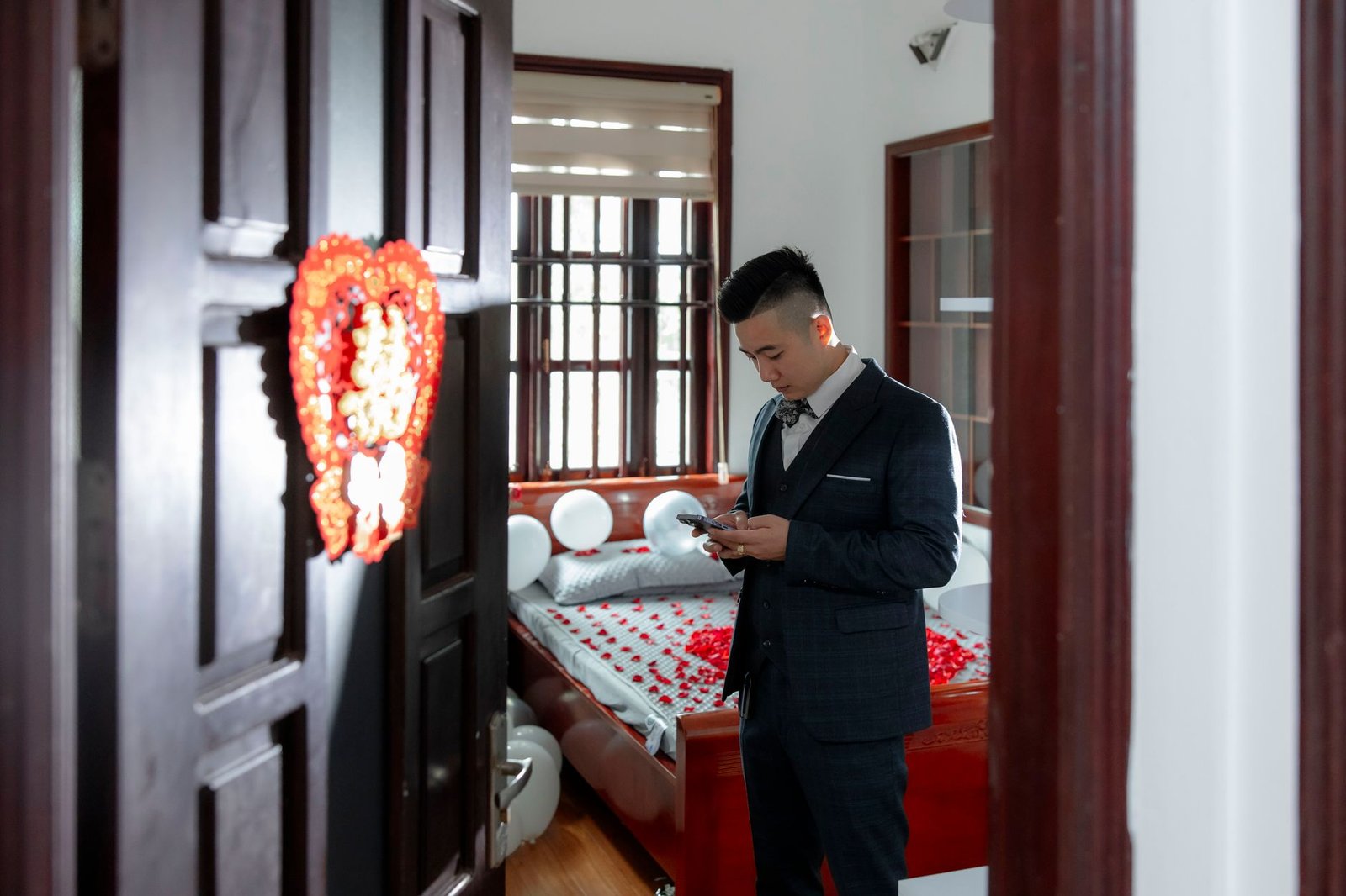 Discreet evening preparation with a smartphone and smart jacket