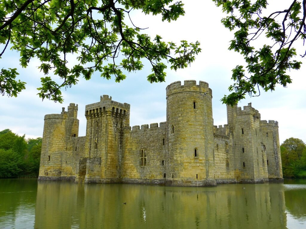 bodiam, castle, ruin, moat, wasserburg, tower, east sussex, england, united kingdom