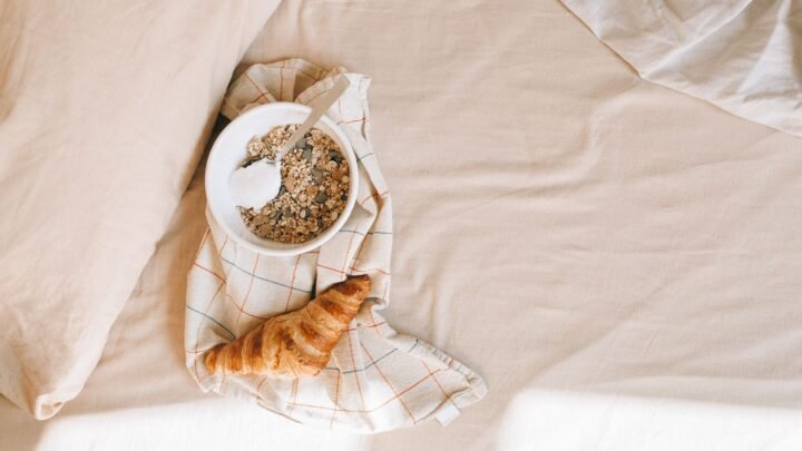 Cozy Mornings: Breakfast in Bed and Simple Date Tinder Ideas in High Wycombe