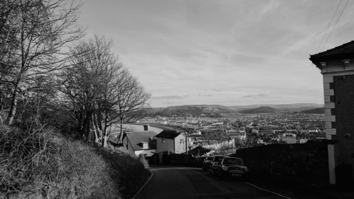 Modern Courtship in Merthyr Tydfil: Navigating Romance Across the Valleys