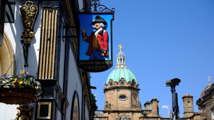 Navigating the Dating Scene in Paisley: What to Know Before You Swipe