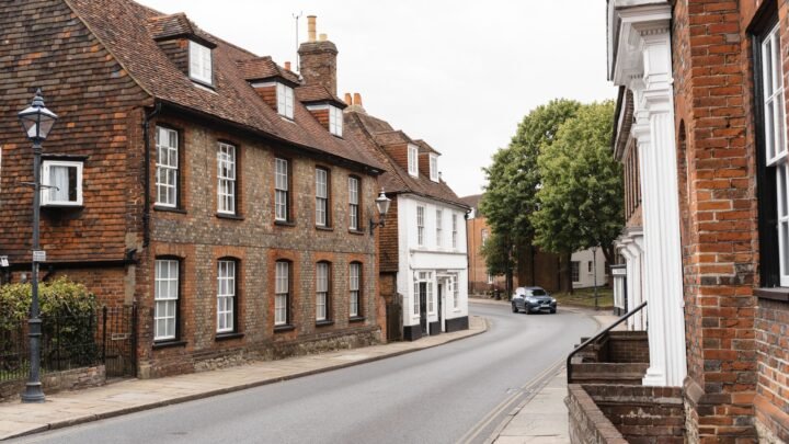 Girlfriends in Guildford: A Useful Local Guide to Friendship, Culture and Modern Connection