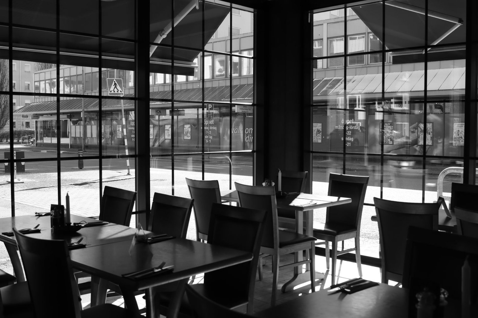 Black and white photo of a cozy urban cafe interior in Jönköping, Sweden.