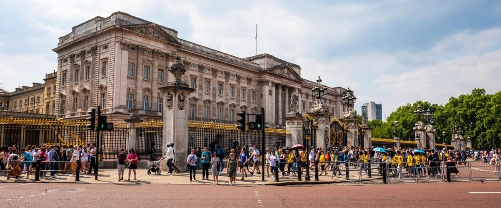 buckingham, palace, queen, king, london, united kingdom, golden, landmark, england, guard, historical, fence, royal, sentry,