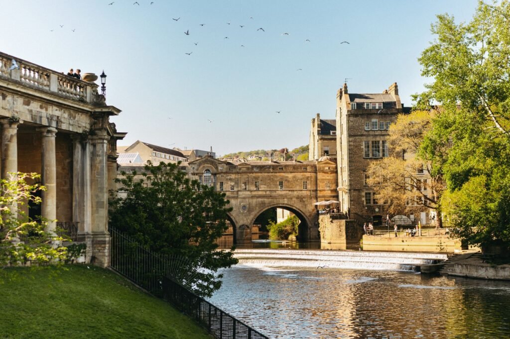 Captured in Bath, UK, this image showcases the iconic Pulteney Bridge over the River Avon, surrounded by Georgian architectur