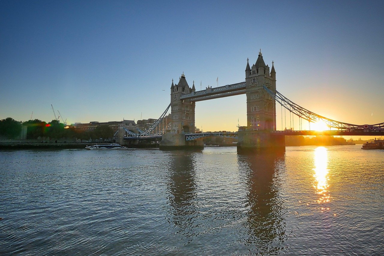 tower bridge, london, bridge, architecture, england, river thames, famous, landmark, united kingdom, tourism, uk, city, flow,