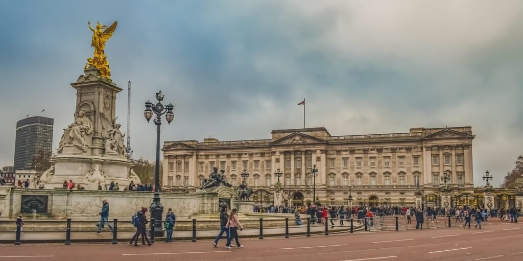 buckingham palace, square, statue, monument, sculpture, london, architecture, tourism, historic, culture, city, travel, build