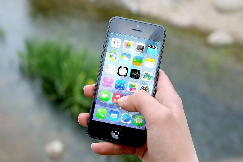 iphone, hand, screen, smartphone, apps, mobile phone, cell phone, phone, communication, mobile, telephone, technology, cellul