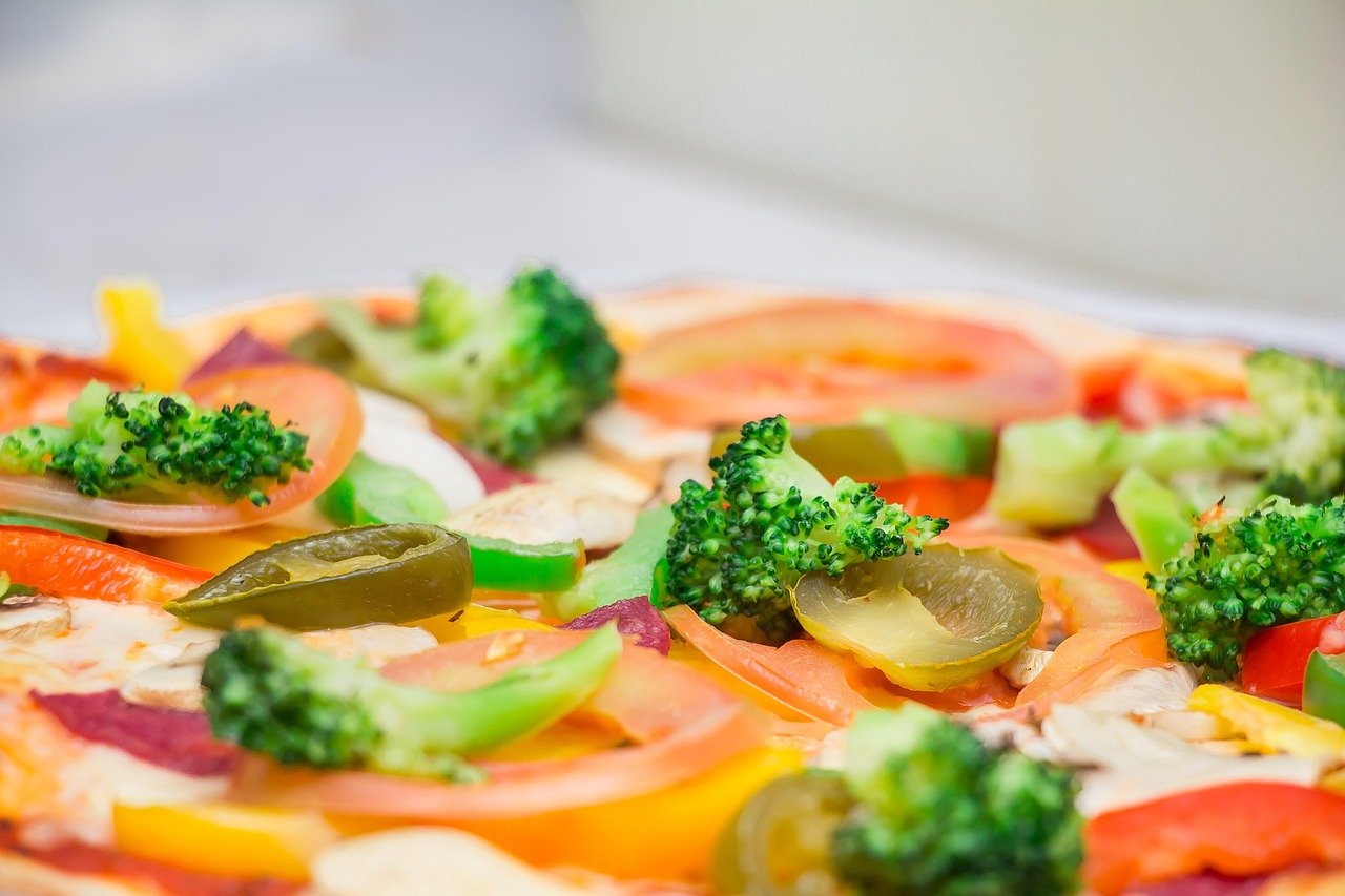 pizza, vegetables, toppings, vegetable pizza, vegetable toppings, pizza toppings, vegetarian pizza, italian, italian cuisine,