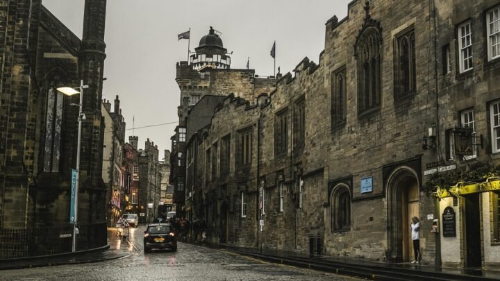 Spontaneous Romance: How to Enjoy Adult Dating Without Overplanning in Dunfermline