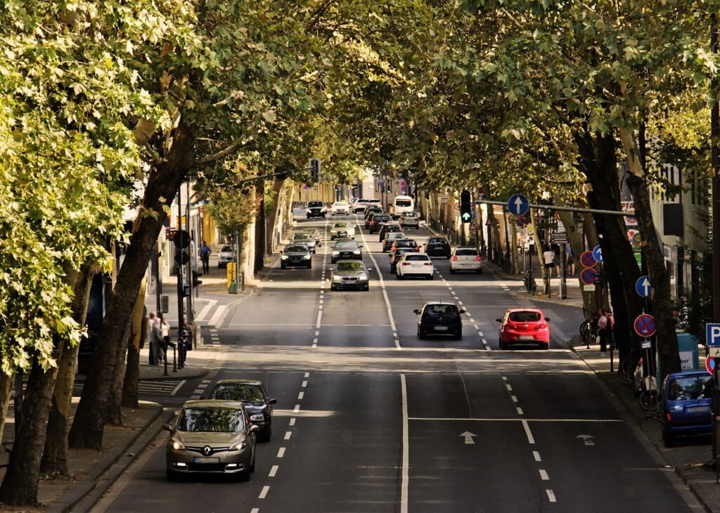 traffic, road, street, cars, vehicles, autos, avenue, urban, city, roadway, drive, lane, urban transport, traffic, traffic, t