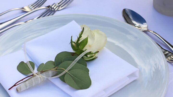 Crafting the Ultimate Dinner Date in Basingstoke: From First Swipes to Unforgettable Meals