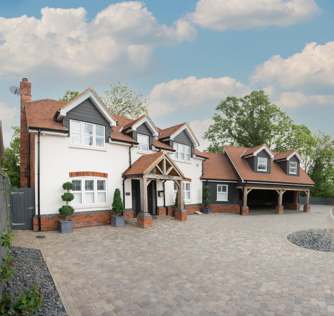 Beautiful English-style house in Colchester with spacious courtyard and greenery.