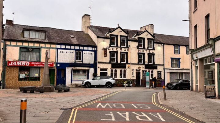 Why Communication Matters Most When Meeting Escorts in Newtownabbey