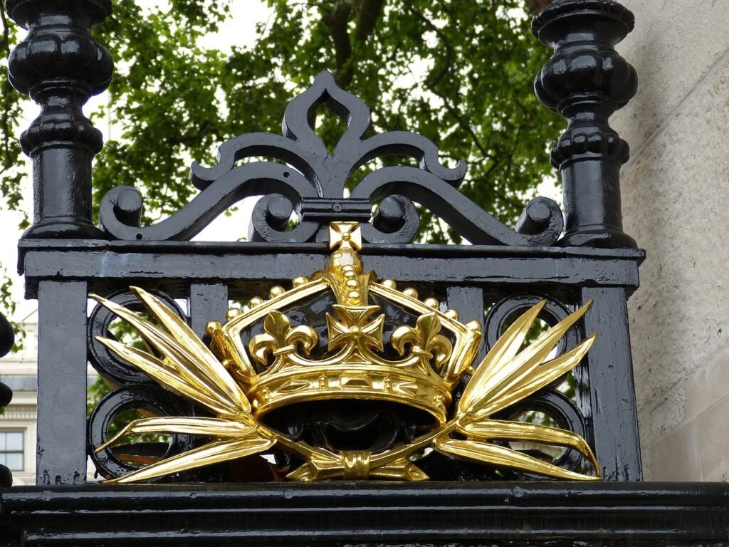 crown, gate, golden, england, united kingdom, london, palace, buckingham palace, capital city, buckingham palace, buckingham