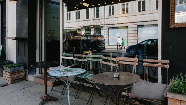 Navigating Dating in Exeter: Frequently Asked Questions, Local Spots, and Meaningful Connections