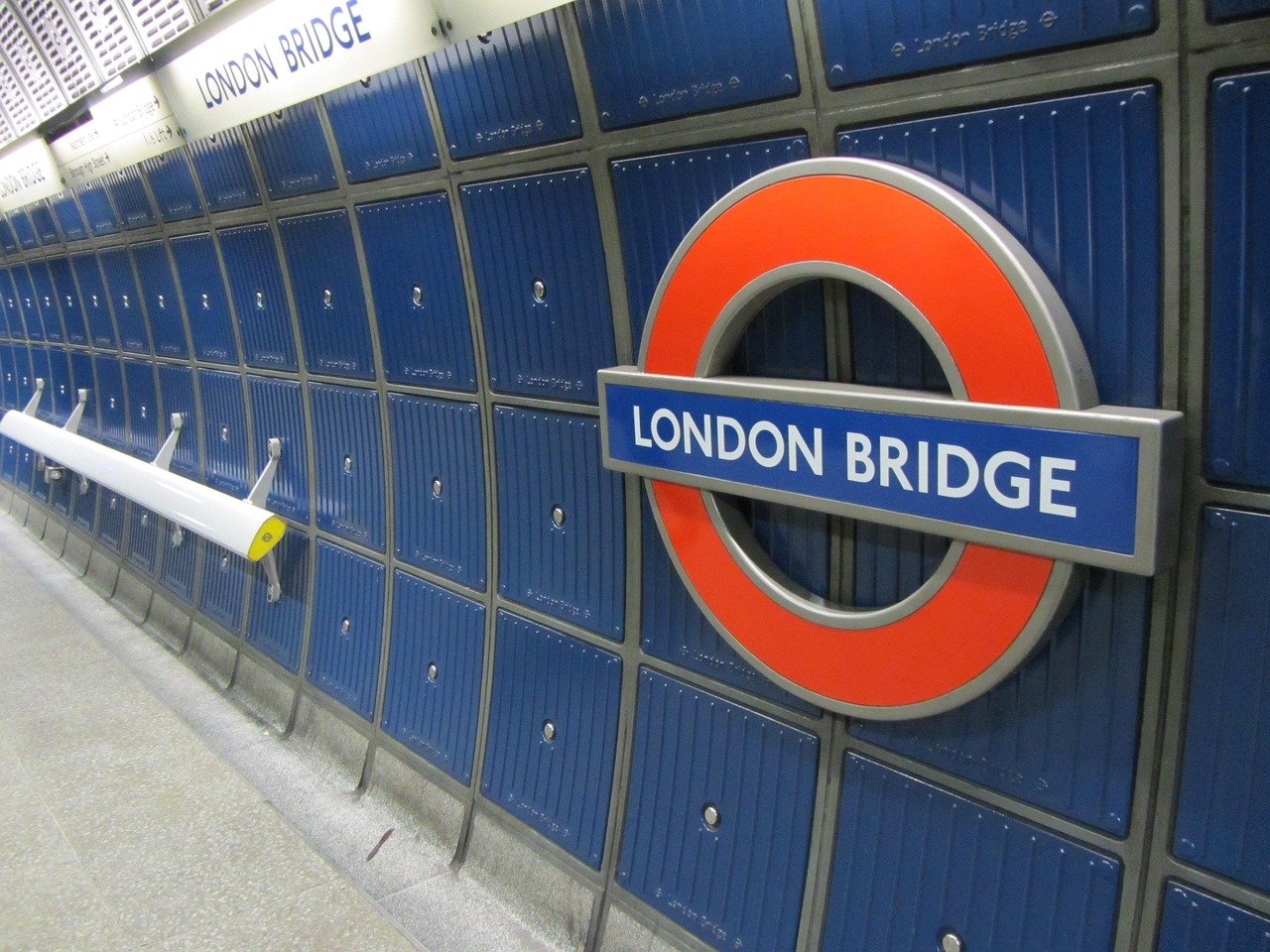 metro station, london bridge, london, united kingdom, england, great britain, metropolitan, signage, panel, public transport,