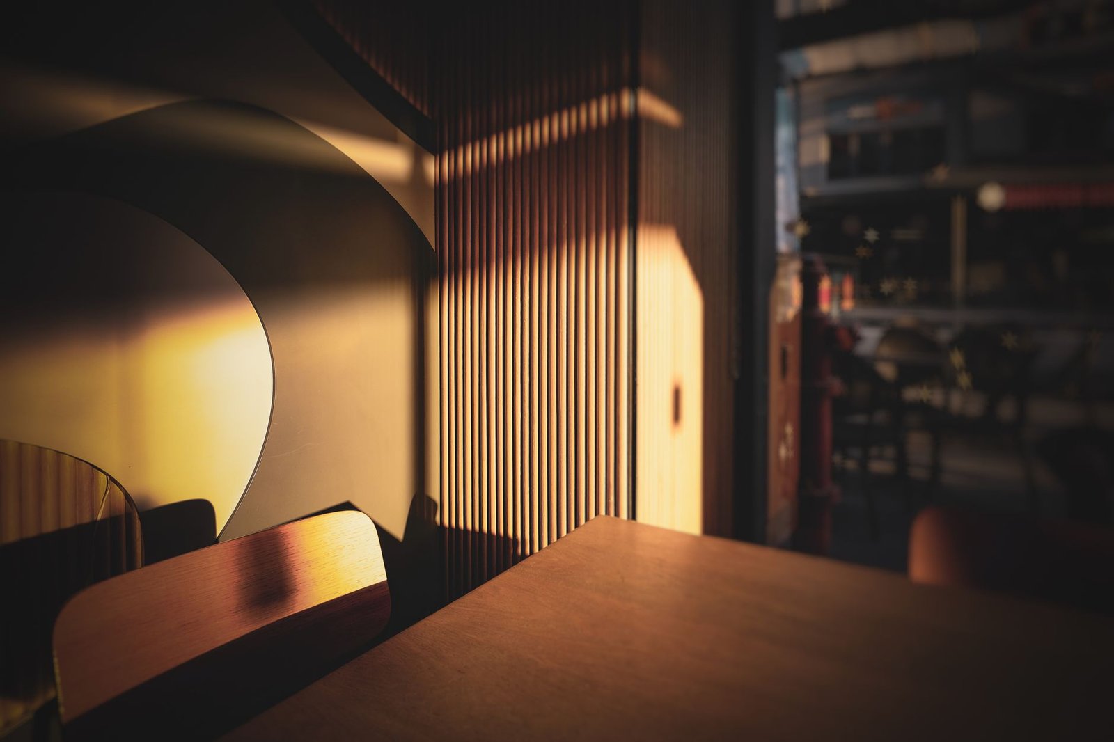 Warm sunlit corner of an empty café interior in Istanbul with wooden decor and ambient lighting.