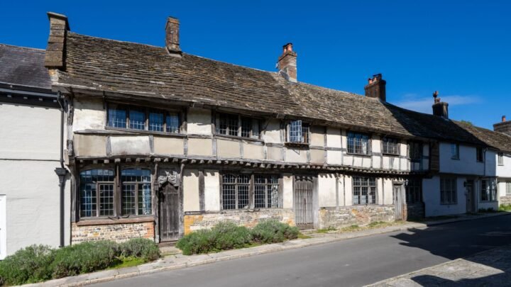 Spontaneous Romance: How to Enjoy Dating Without Overplanning in Canterbury