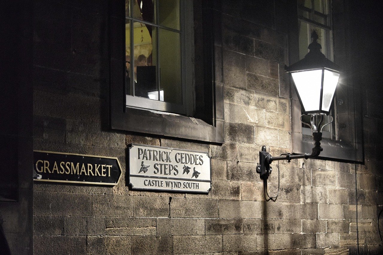 edinburgh, scotland, city, city break, grim, mystical, at night, lighting, street lamp, old, historical, signs, lamp, fortr
