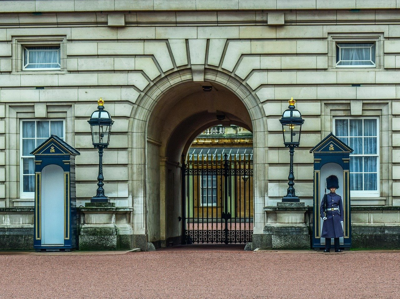 buckingham palace, gate, guard, building, architecture, royal, landmark, travel, tourism, london, england, uk, united kingdom