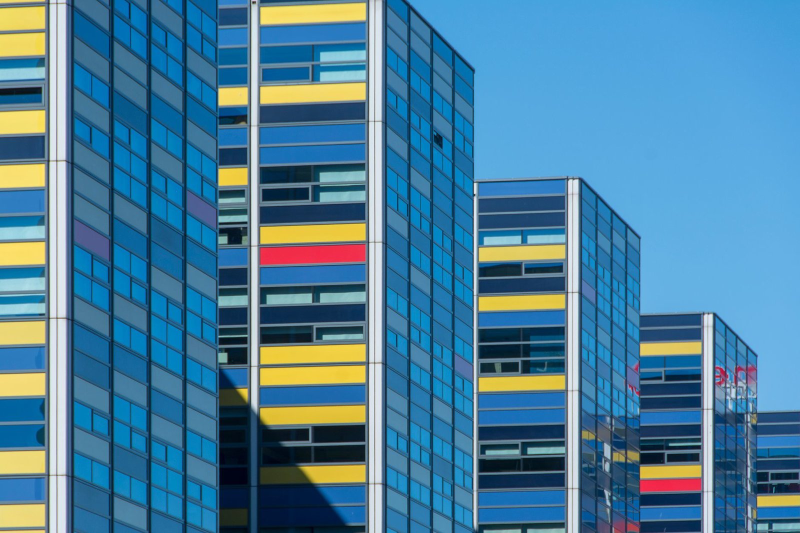 Vibrant modern architecture in Leiden, featuring colorful facades against a clear blue sky.