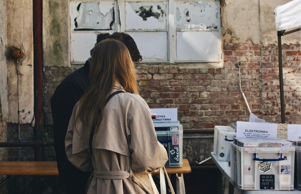couple, records, bazaar, market, love, romance, shop, music, girlfriend, boyfriend, shopping, couple, couple, records, market