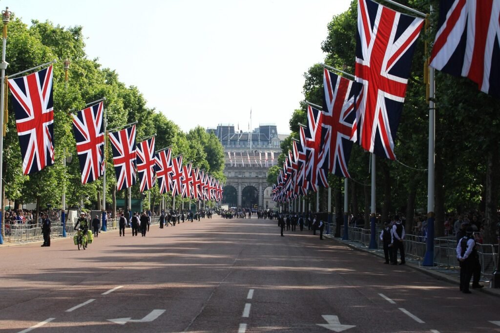 the queen's platinum jubilee, union jack flags, cavalry, guards, united kingdom, admiralty arch, queen's birthday parade, que