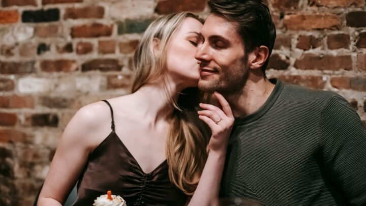 Planning the Ultimate Tinder Date in Derry/Londonderry: From First Swipes to Unforgettable Surprises