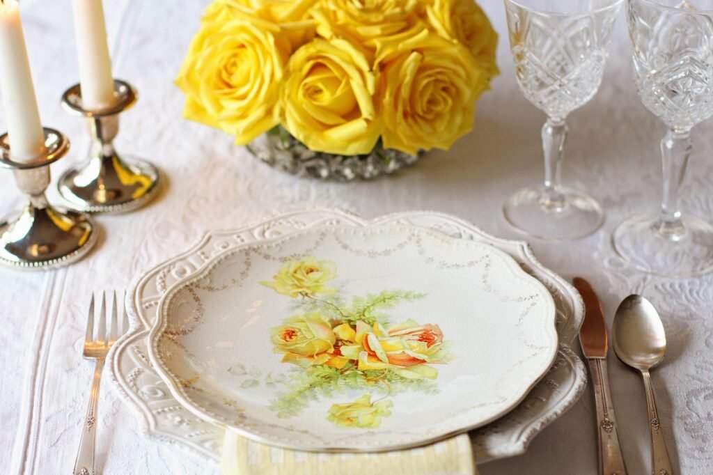 table setting, flower wallpaper, place setting, vintage, vintage china, roses, setting, place, table, dinner, plate, flower b