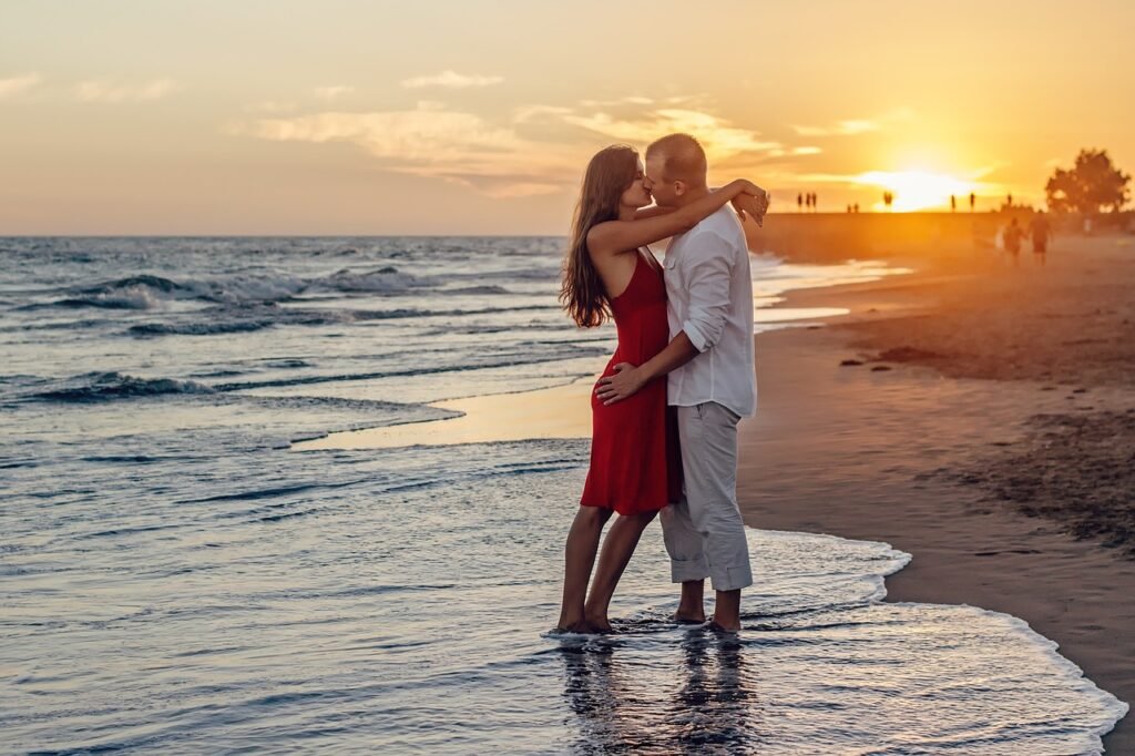 par, young couple, love, kiss, kissing, nature, sunset, holiday, summer, gran canaria, maspalomas, beach, sea, ocean, canary