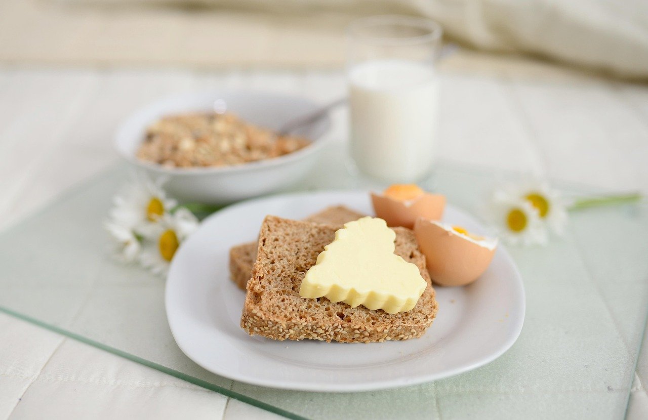 breakfast, breakfast in bed, cereal, loaf, butter, bedroom, lifestyle, comfort, meal, relax, healthy, grain, yummy, service,