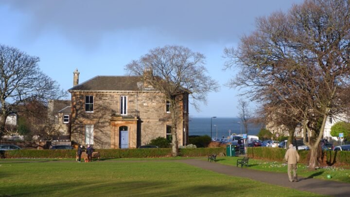 Navigating a Tinder Date in Ayr: From Swiping to Real-Life Romances