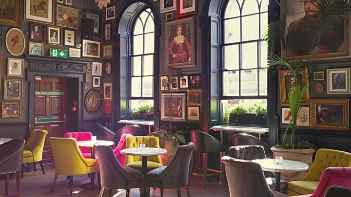 Navigating Modern Romance: Essential Dating Etiquette and Good Manners for Tinder Dates in Nottingham