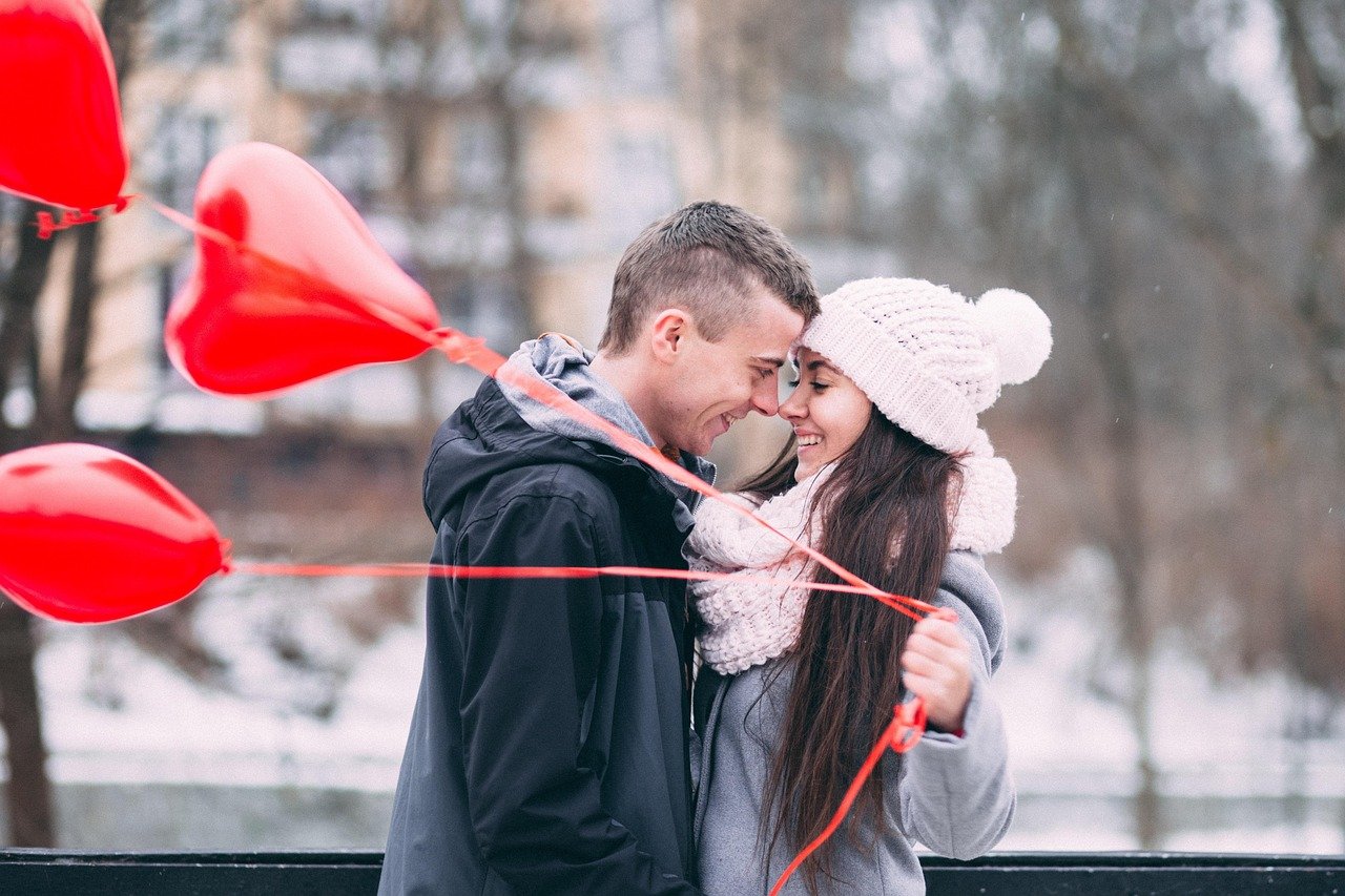 christmas wallpaper, man, woman, balloons, couple, nature, happy, love, date, cold, winter, weather, snow, heart, red, people