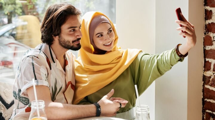 Keeping Trust and Privacy Strong on Tinder Dates in Newtownabbey and Beyond