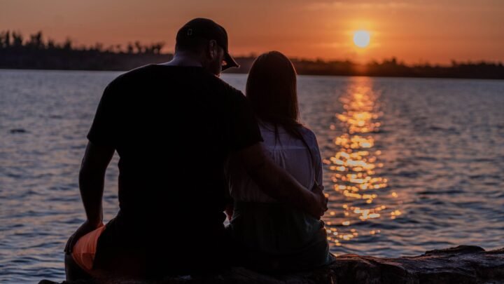 Torquay After Dark: Choosing the Right Evening Entertainment for Conversation, Chemistry, and Comfort